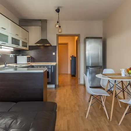 Alley With Free Parking *