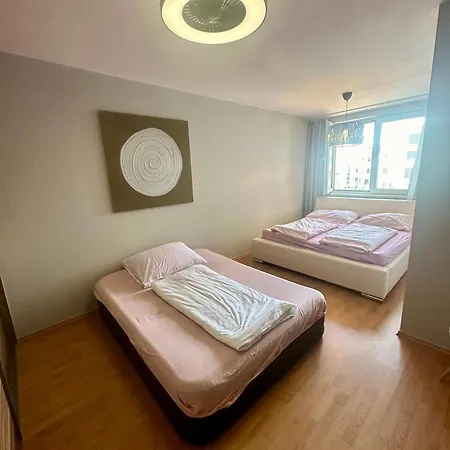 Alley With Free Parking ברטיסלאבה